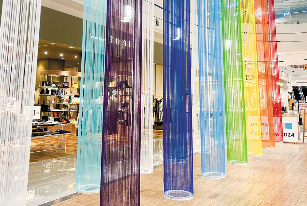 2024年展示　色糸で虹を表現